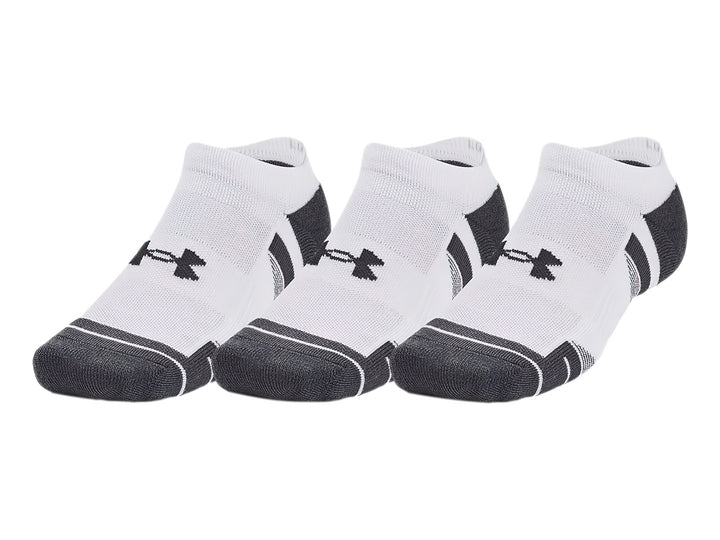 Pack de 3 pares de calcetines deportivos Under Armour en color blanco con detalles grises en el talón y la punta.