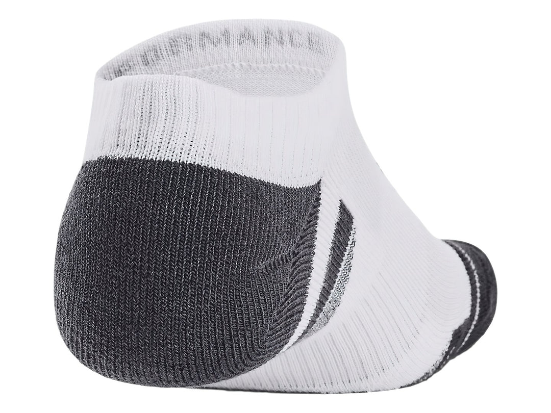 Pack de 3 pares de calcetines deportivos Under Armour en color blanco con detalles grises en el talón y la punta.