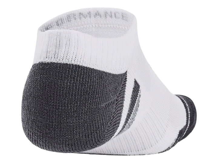 Pack de 3 pares de calcetines deportivos Under Armour en color blanco con detalles grises en el talón y la punta.