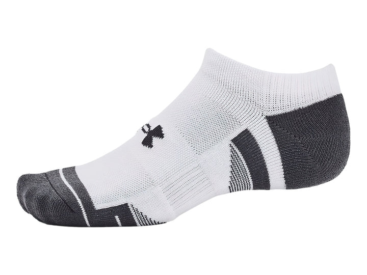 Pack de 3 pares de calcetines deportivos Under Armour en color blanco con detalles grises en el talón y la punta.