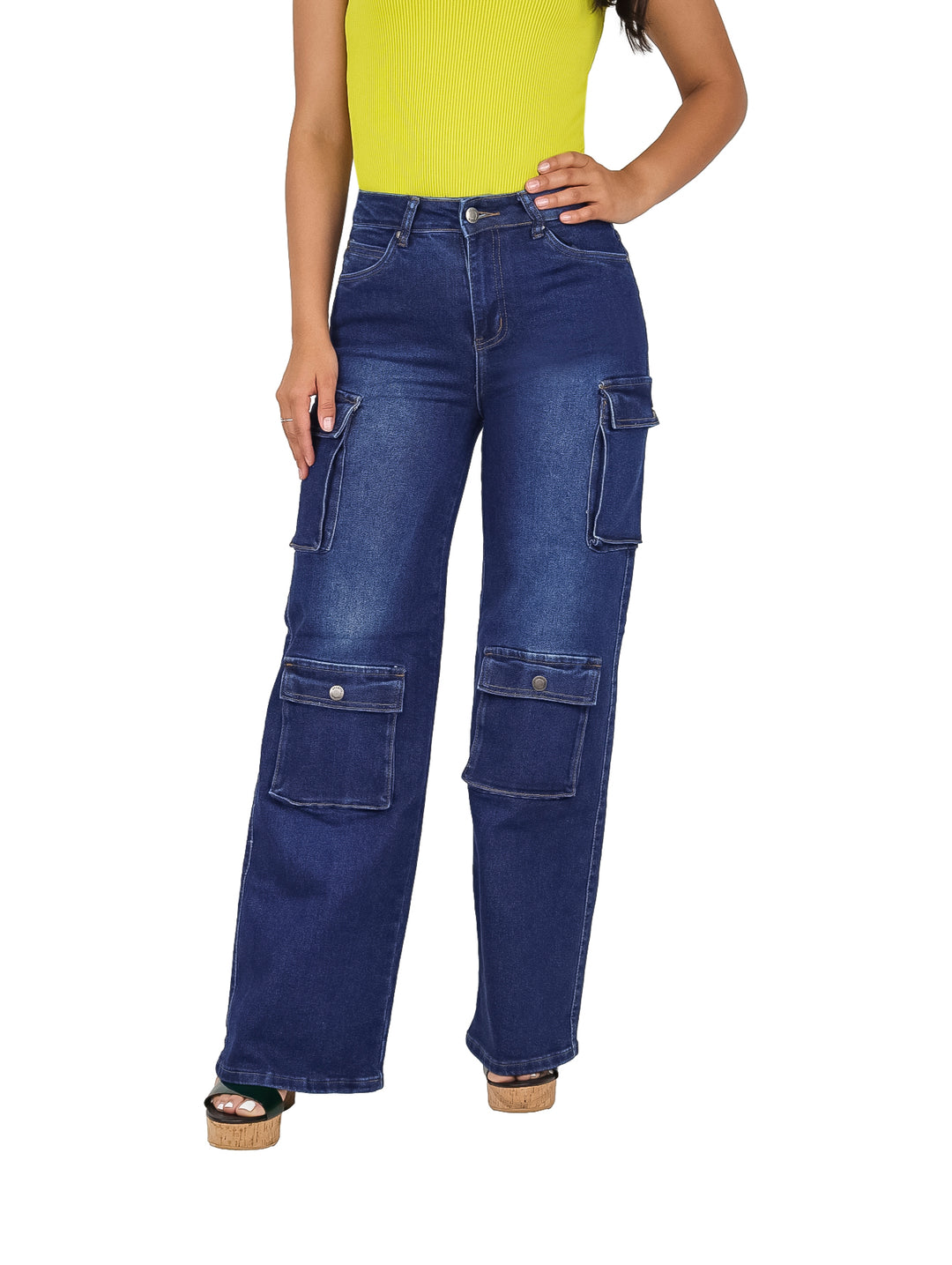 Pantalones jeans cargo color azul oscuro con corte pata de elefante y bolsillos laterales.