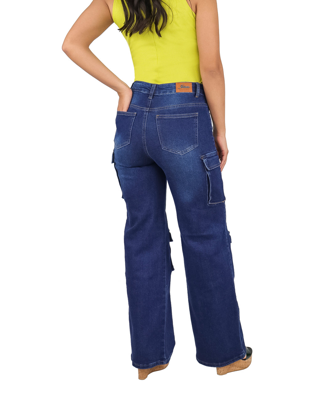 Pantalones jeans cargo color azul oscuro con corte pata de elefante y bolsillos laterales.