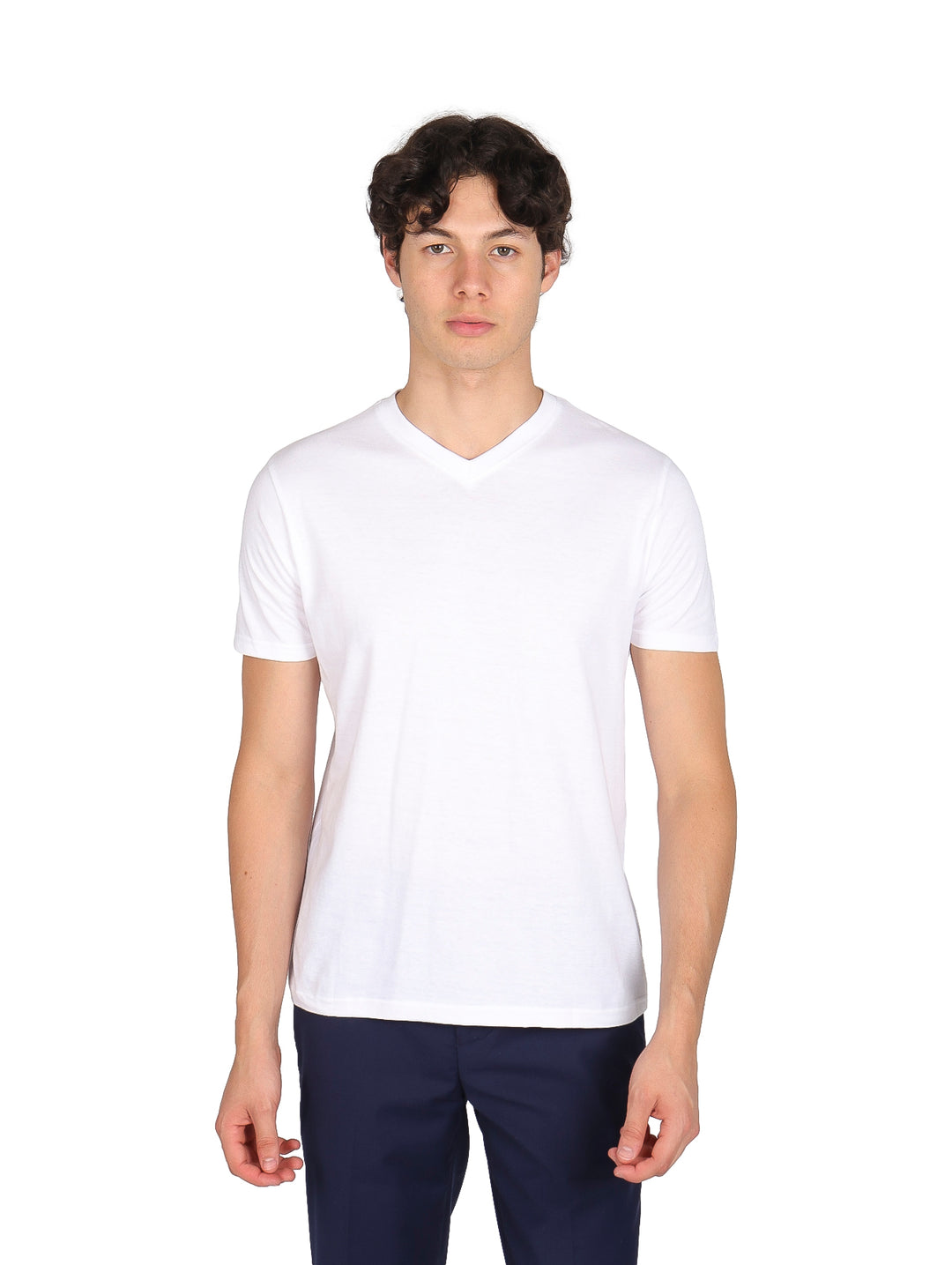 Hombre vistiendo una playera blanca de cuello en V y manga corta.