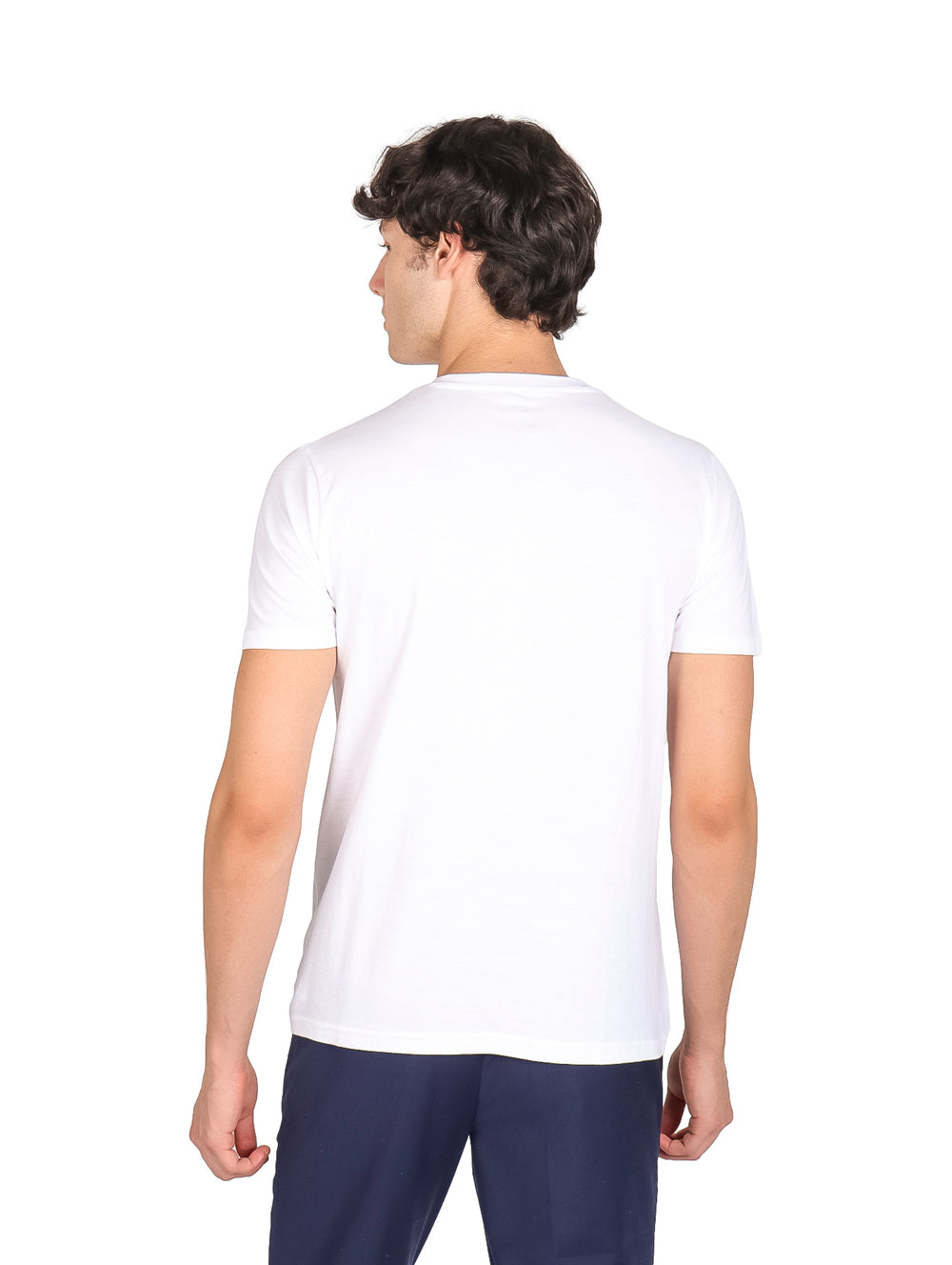 Hombre vistiendo una playera blanca de cuello en V y manga corta.