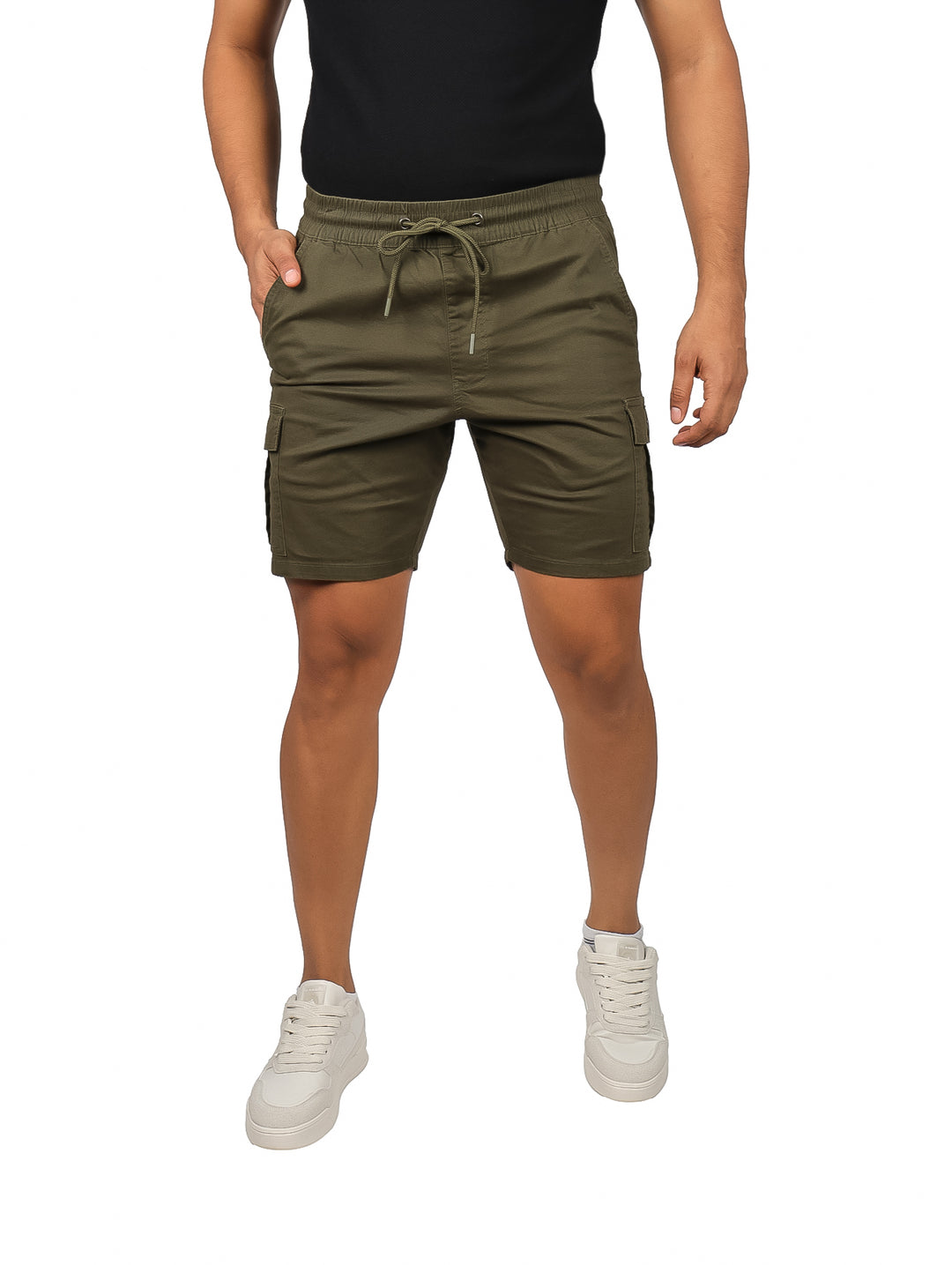 Hombre vistiendo bermuda cargo color olivo con cintura elástica y cordones, estilo casual.