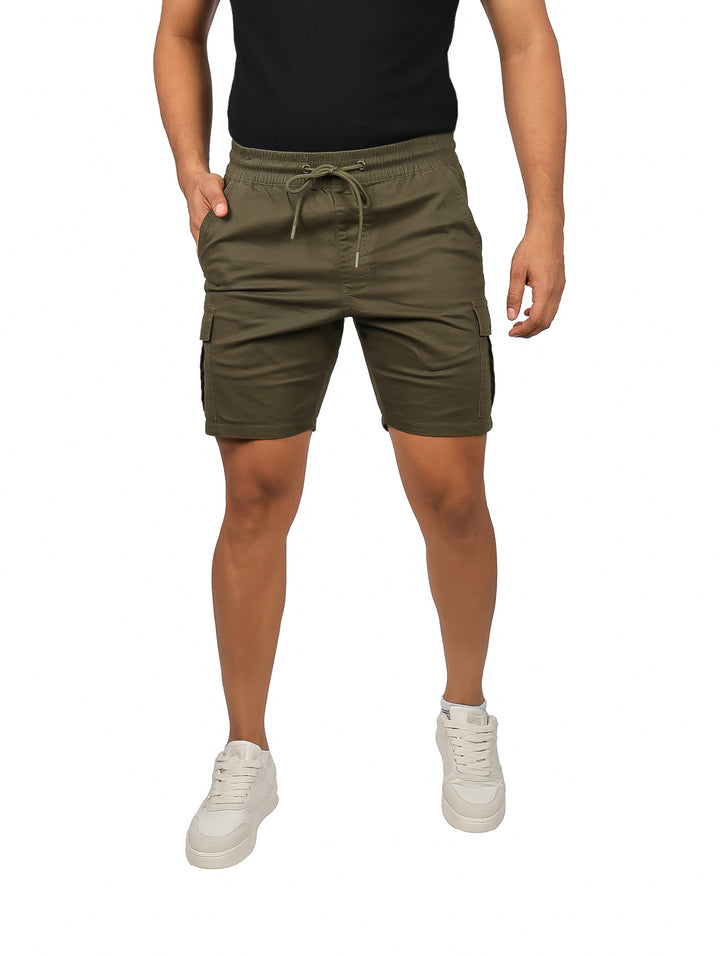 Hombre vistiendo bermuda cargo color olivo con cintura elástica y cordones, estilo casual.