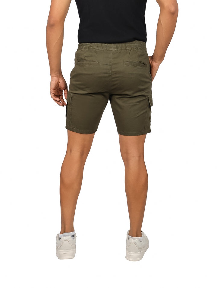 Hombre vistiendo bermuda cargo color olivo con cintura elástica y cordones, estilo casual.