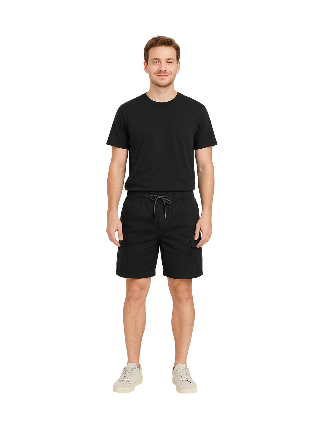 Hombre modelando bermuda cargo color negro con bolsillos laterales y cordón en la cintura.