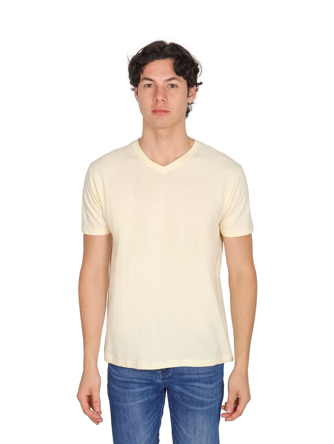 Hombre vistiendo una playera beige de cuello en V y manga corta.