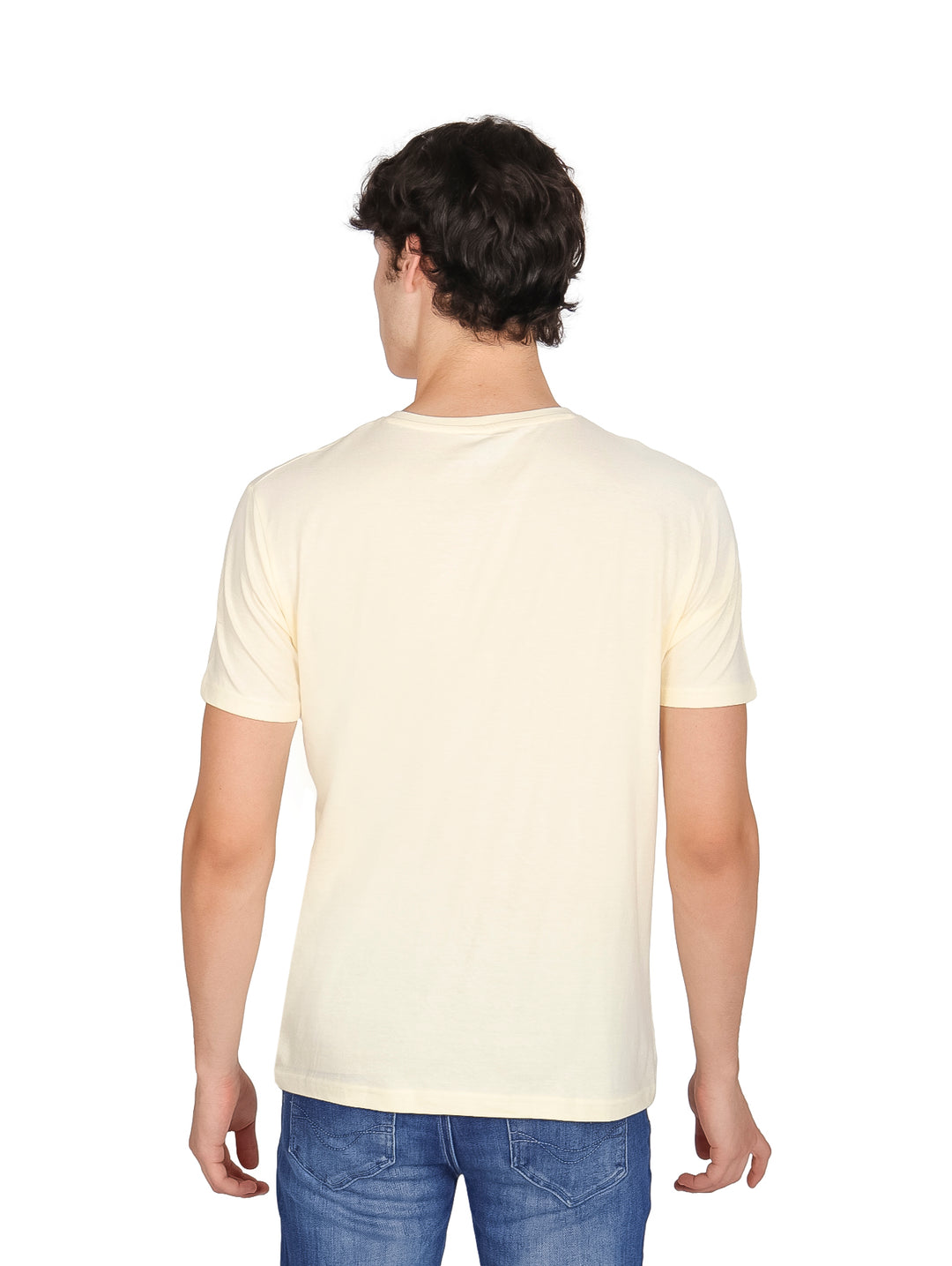 Hombre vistiendo una playera beige de cuello en V y manga corta.