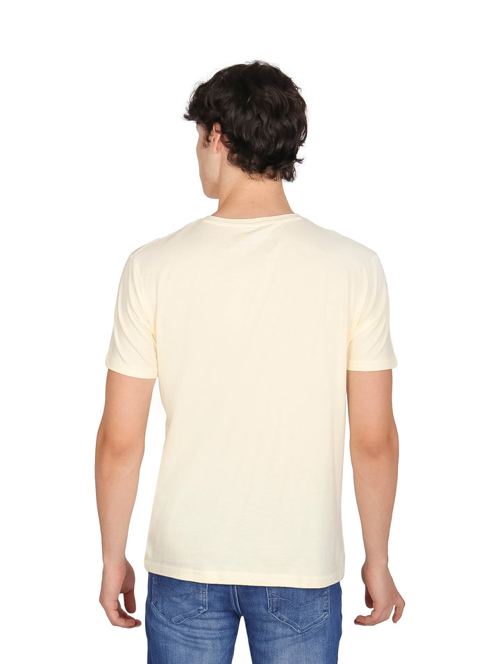 Hombre vistiendo una playera beige de cuello en V y manga corta.