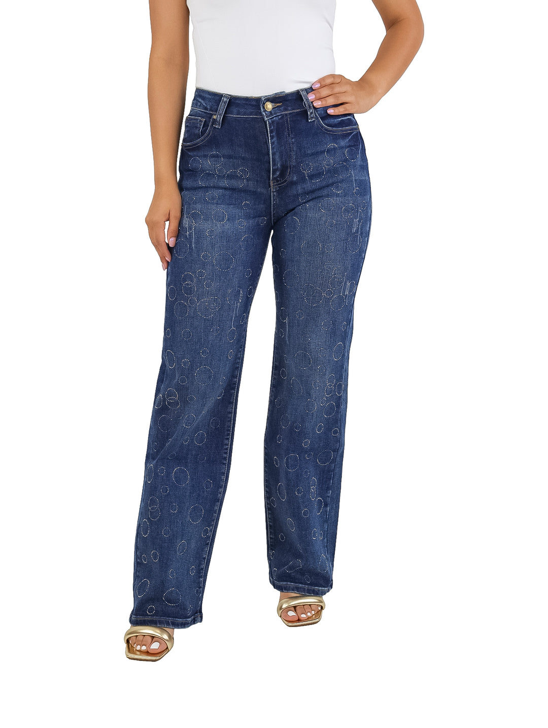 Mujer vistiendo jeans anchos de color azul oscuro con detalles de piedras brillantes distribuidas en las piernas.