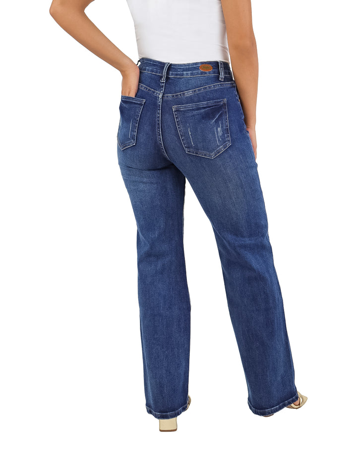 Mujer vistiendo jeans anchos de color azul oscuro con detalles de piedras brillantes distribuidas en las piernas.