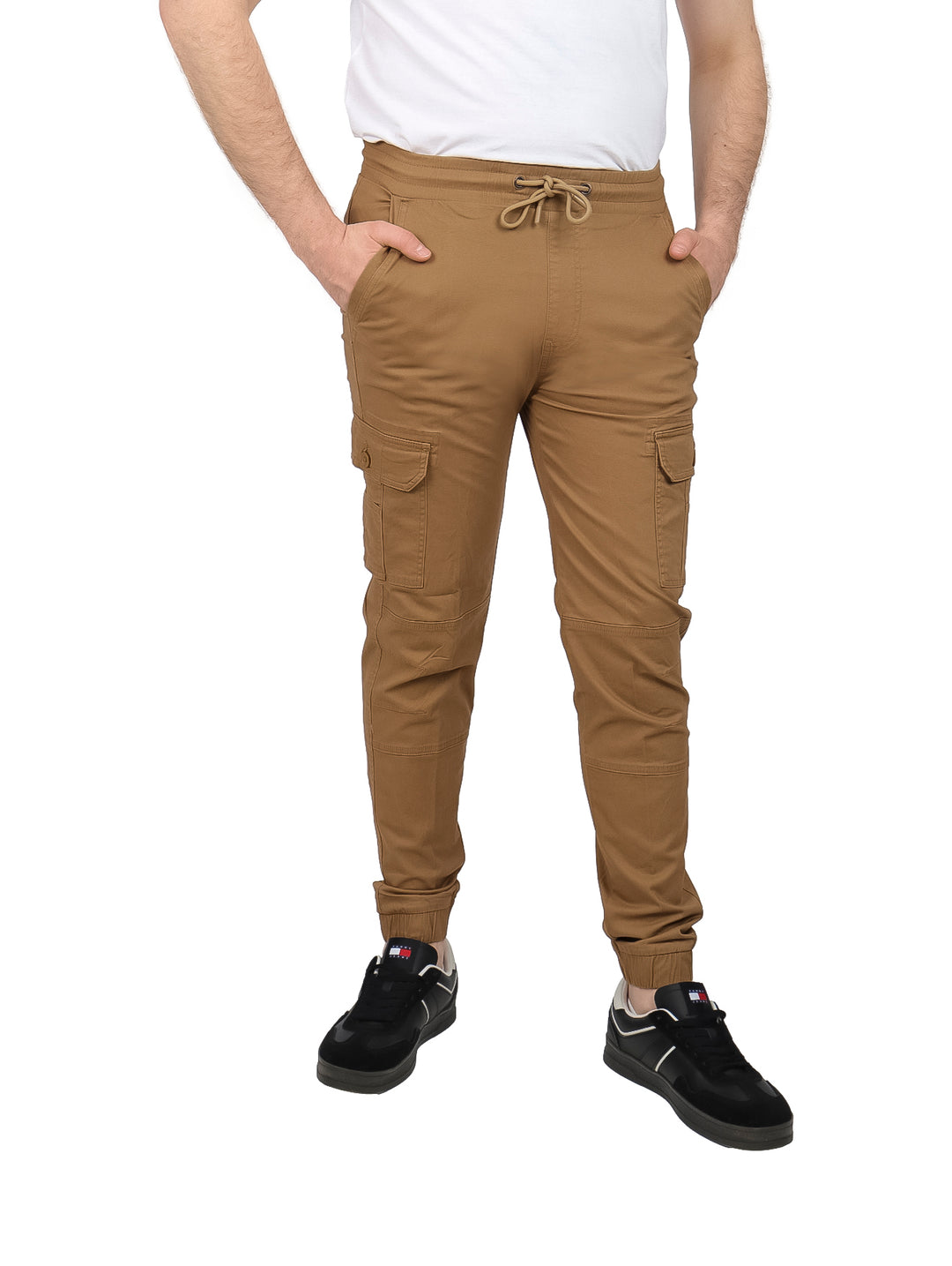 Pantalones cargo jogger color khaki para hombre con bolsillos laterales y cintura ajustable con cordón.