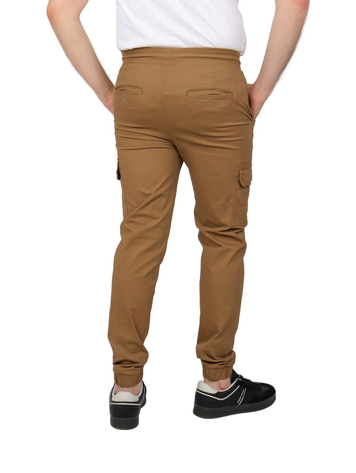 Pantalones cargo jogger color khaki para hombre con bolsillos laterales y cintura ajustable con cordón.