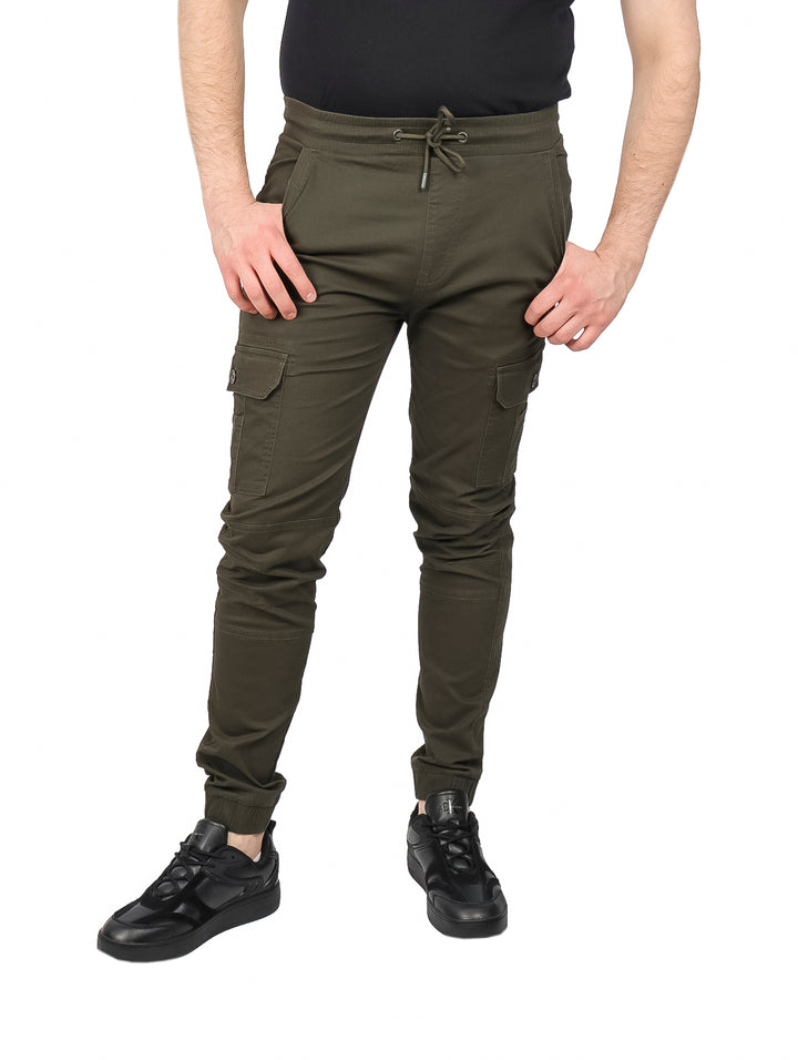 Pantalones cargo jogger color olivo con bolsillos laterales y cintura elástica.