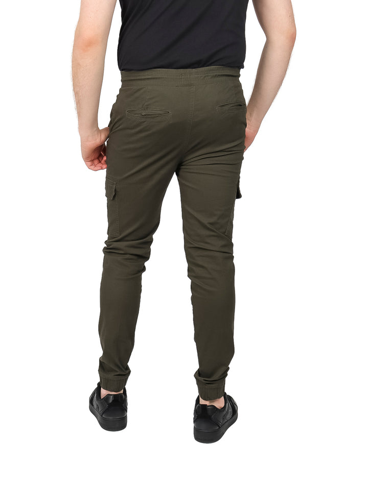 Pantalones cargo jogger color olivo con bolsillos laterales y cintura elástica.
