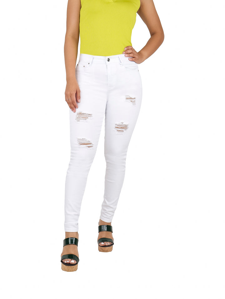 Mujer vistiendo pantalones jeans blancos ajustados con detalles de destrucción en las piernas.