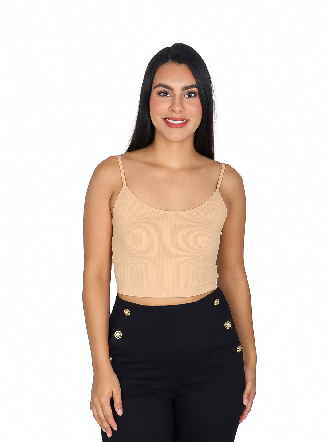 Mujer vistiendo una blusa beige de tirantes con textura rib.