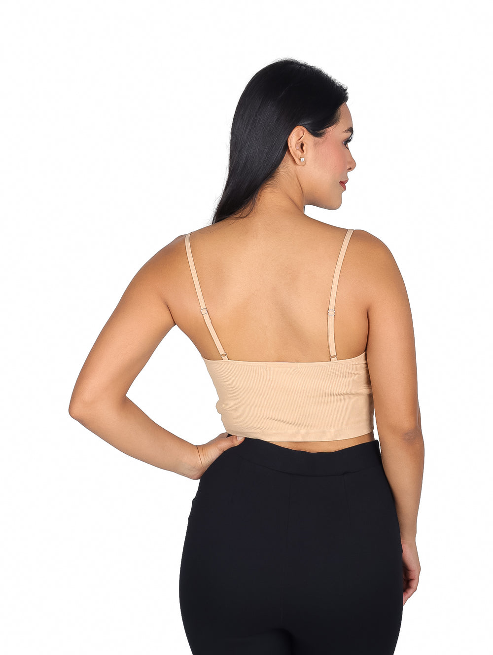 Mujer vistiendo una blusa beige de tirantes con textura rib.