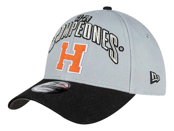 Gorra de béisbol New Era color gris con visera negra y bordado frontal en naranja y plata.