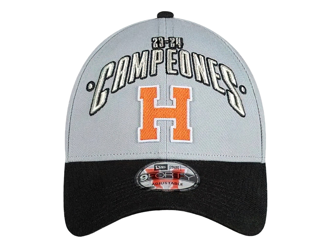 Gorra de béisbol New Era color gris con visera negra y bordado frontal en naranja y plata.