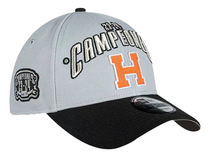 Gorra de béisbol New Era color gris con visera negra y bordado frontal en naranja y plata.