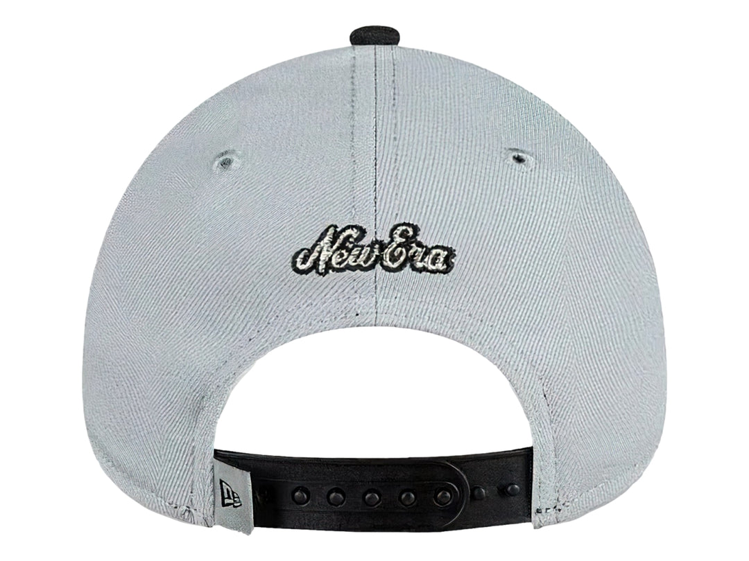 Gorra de béisbol New Era color gris con visera negra y bordado frontal en naranja y plata.