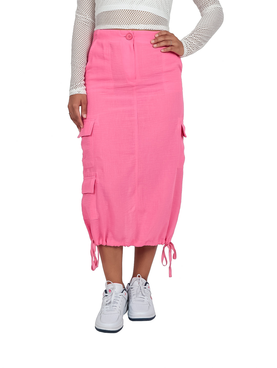 Falda cargo larga de color rosa con bolsillos laterales y cordones en el bajo.