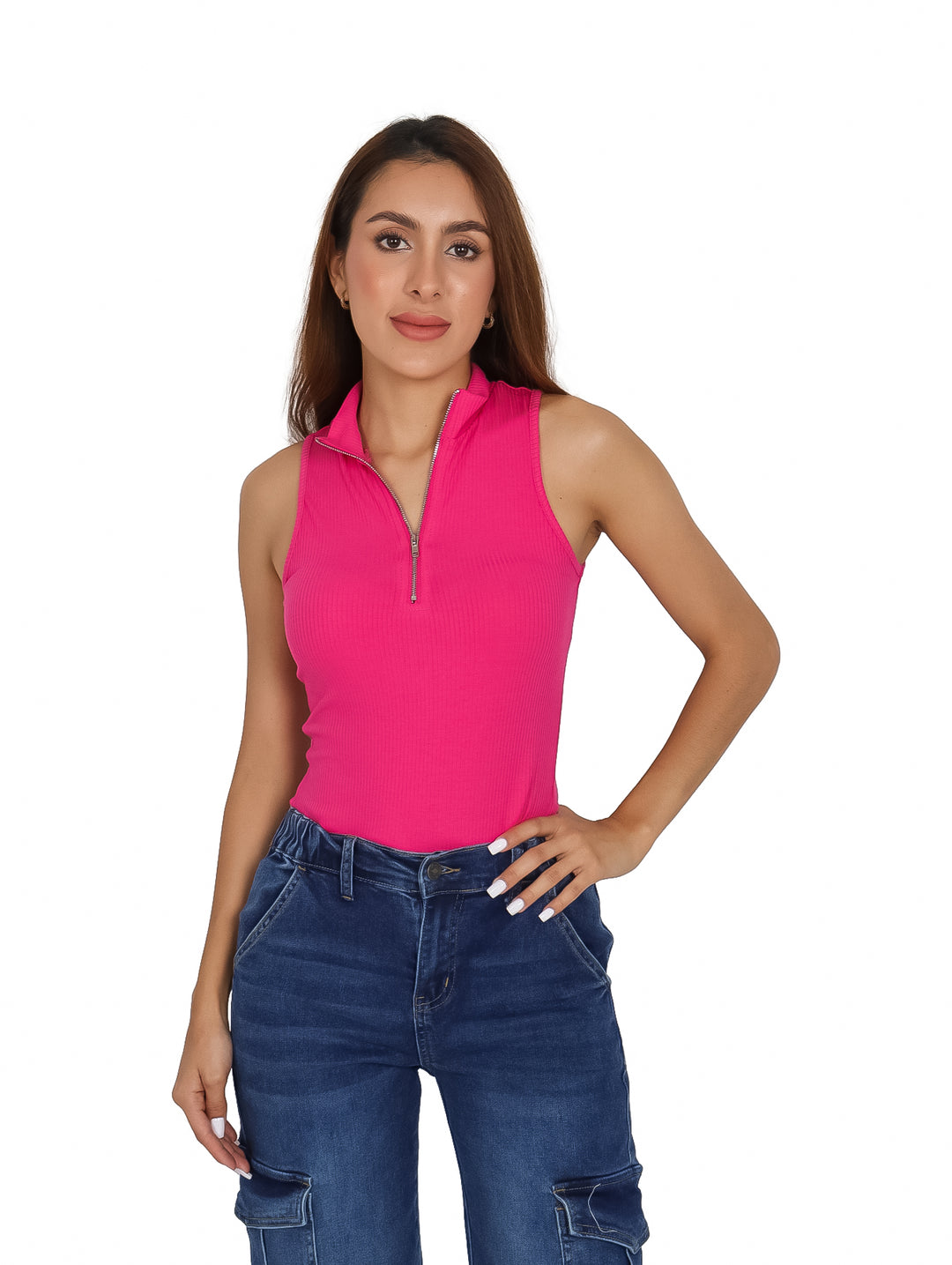Mujer modelando blusa fucsia sin mangas con cierre frontal y pantalones azules.