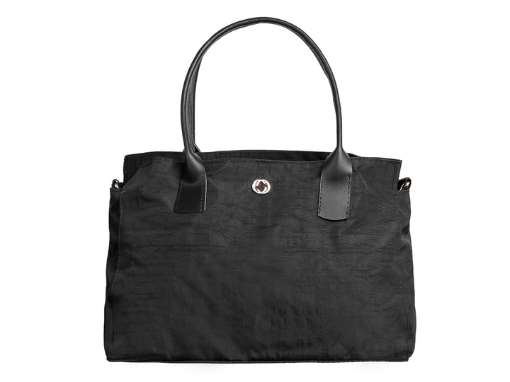 Bolso de hombro color negro de material textil con asas cortas y detalle metálico central.