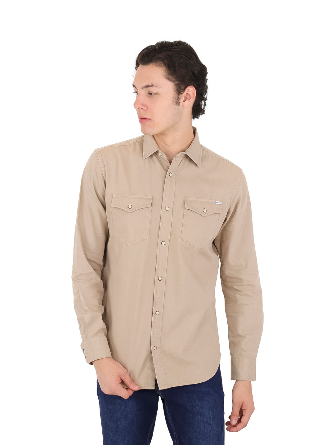 Hombre vistiendo una camisa casual de manga larga en color beige con dos bolsillos frontales.