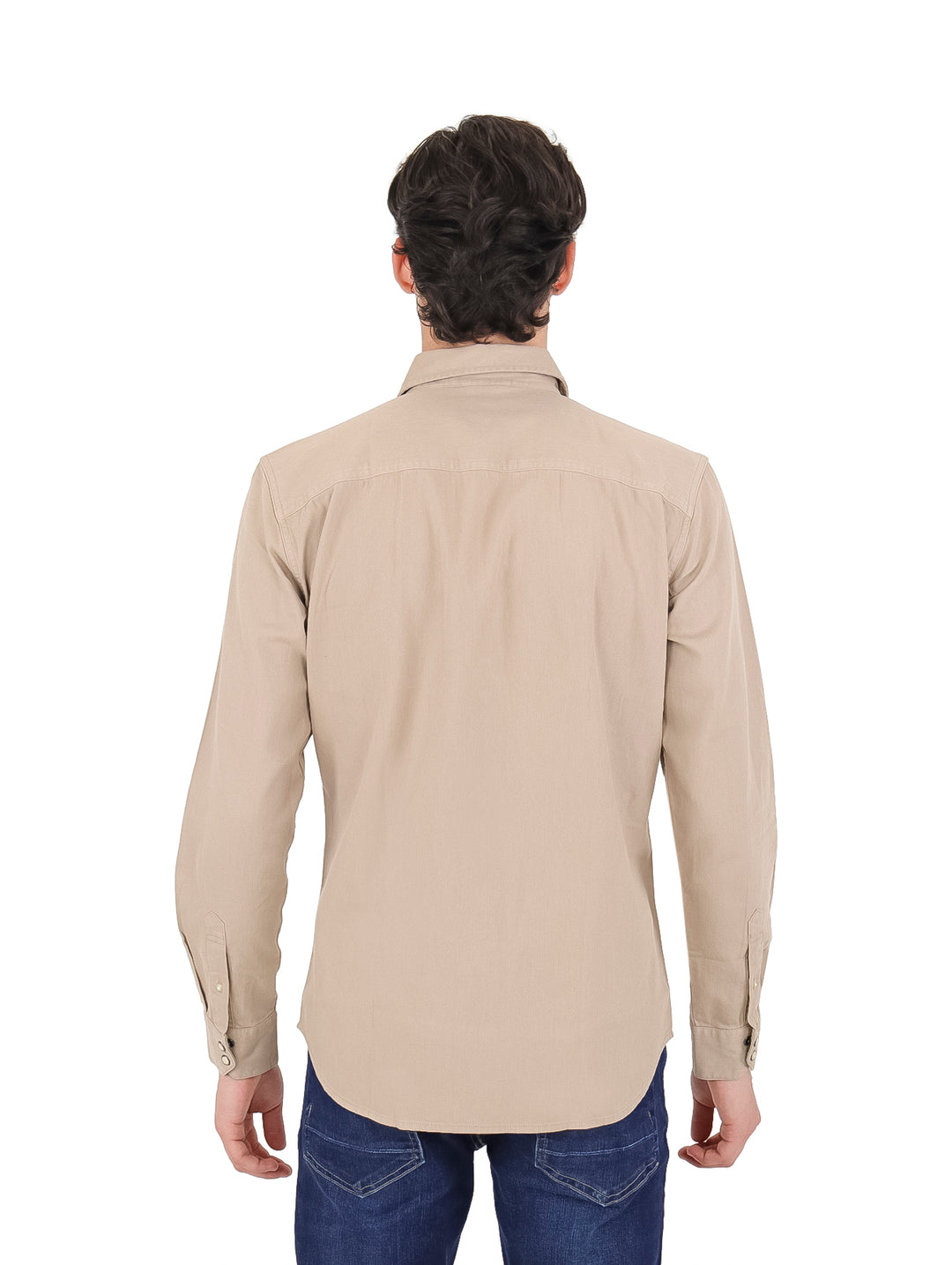 Hombre vistiendo una camisa casual de manga larga en color beige con dos bolsillos frontales.