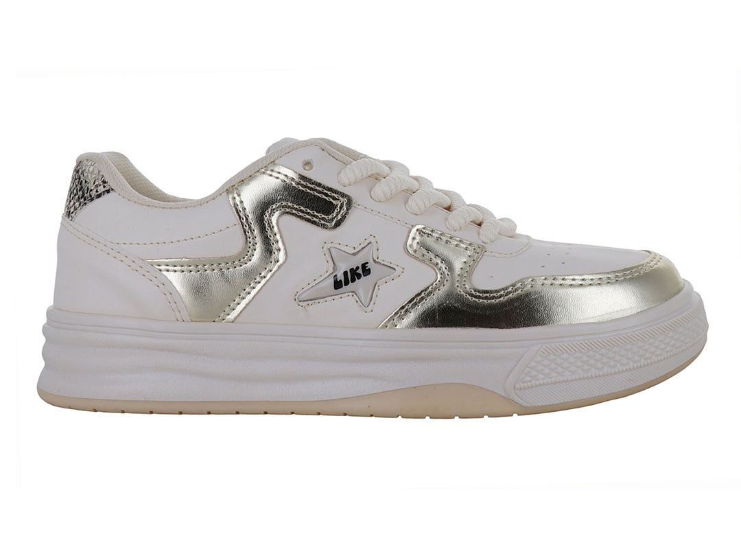 Tenis casuales color beige con detalles metálicos en oro y suela blanca.