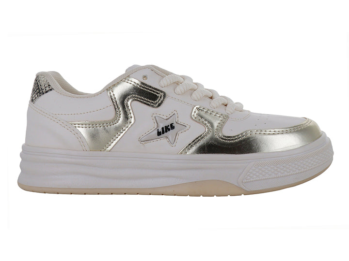 Tenis casuales color beige con detalles metálicos en oro y suela blanca.
