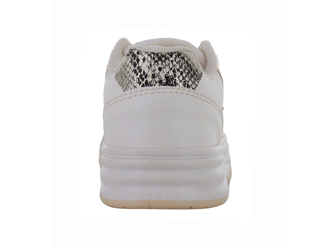 Tenis casuales color beige con detalles metálicos en oro y suela blanca.