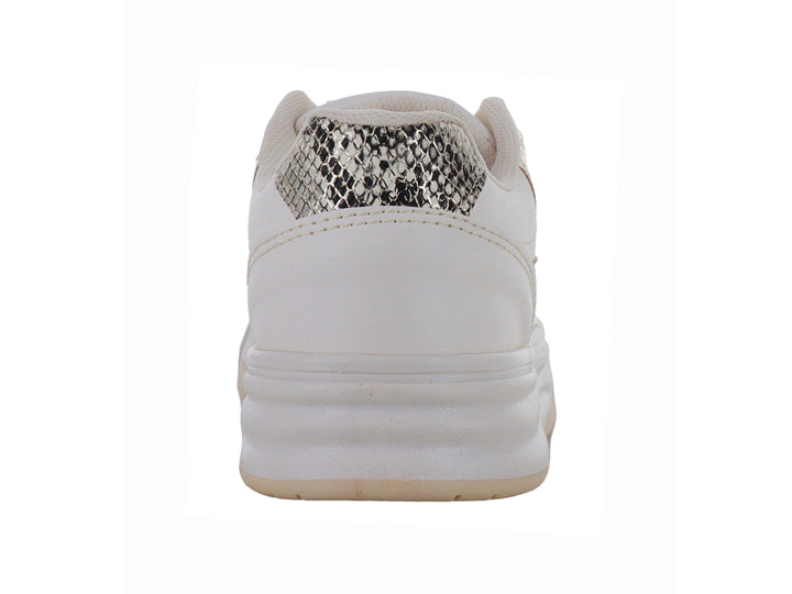 Tenis casuales color beige con detalles metálicos en oro y suela blanca.
