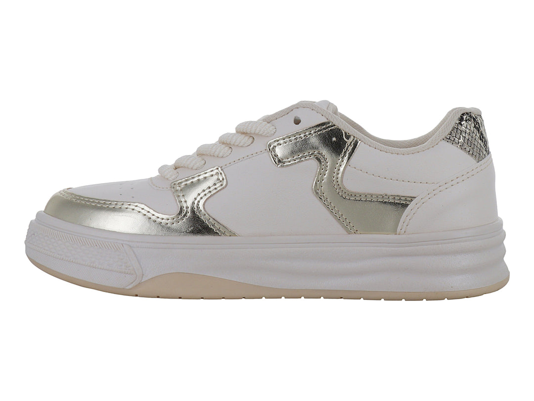 Tenis casuales color beige con detalles metálicos en oro y suela blanca.