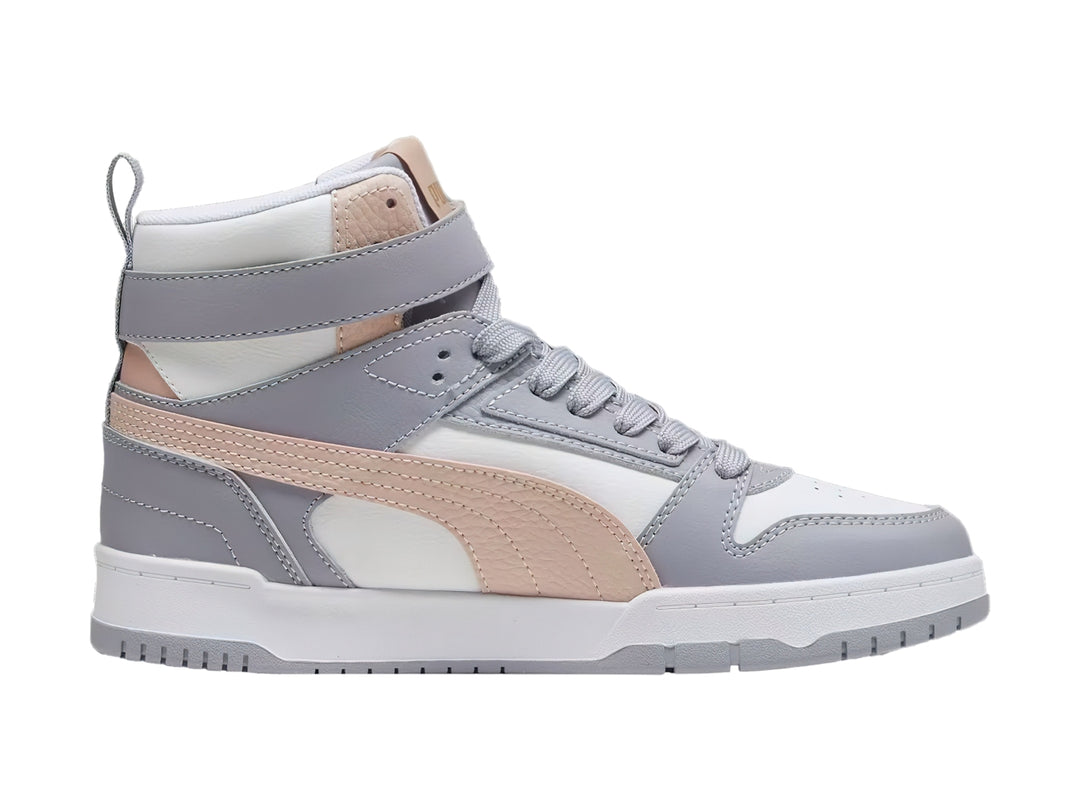 Tenis PUMA de bota en colores gris, blanco y rosa con correa en el tobillo y suela blanca.
