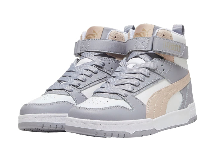 Tenis PUMA de bota en colores gris, blanco y rosa con correa en el tobillo y suela blanca.