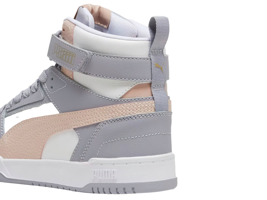 Tenis PUMA de bota en colores gris, blanco y rosa con correa en el tobillo y suela blanca.