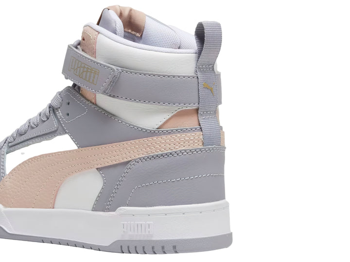 Tenis PUMA de bota en colores gris, blanco y rosa con correa en el tobillo y suela blanca.