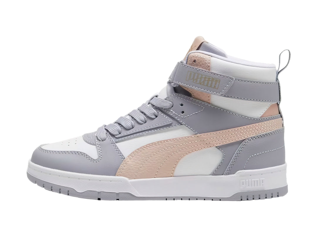 Tenis PUMA de bota en colores gris, blanco y rosa con correa en el tobillo y suela blanca.