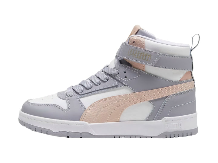 Tenis PUMA de bota en colores gris, blanco y rosa con correa en el tobillo y suela blanca.