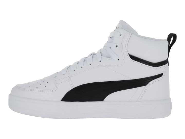 Tenis PUMA Caven 2.0 Mid en color blanco con franja negra lateral y logotipo dorado, corte medio.