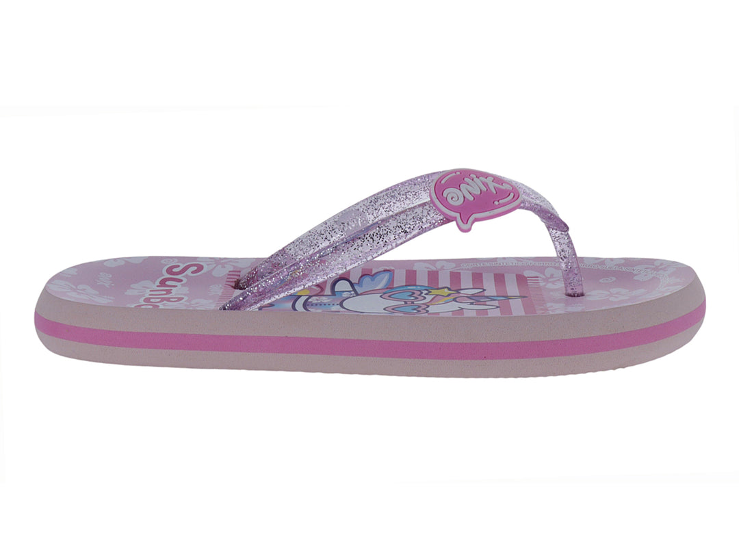 Sandalias infantiles color rosa y lila con correa brillante y diseño estampado en la plantilla.