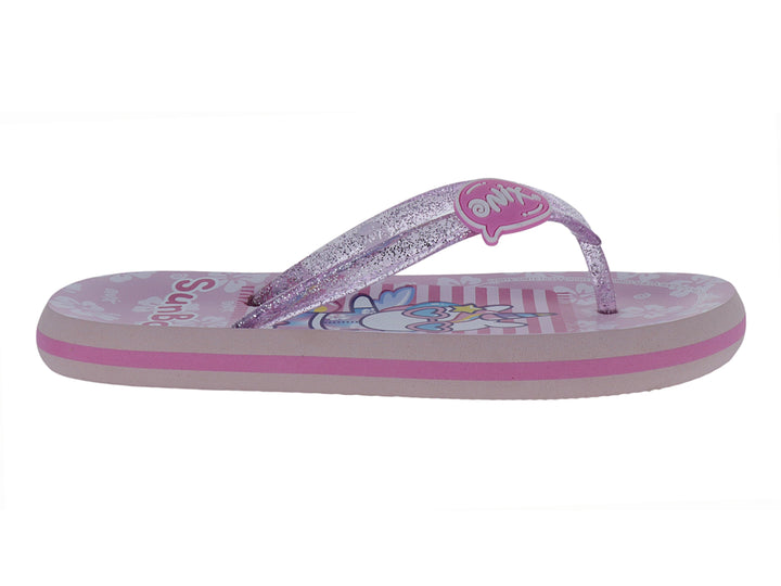 Sandalias infantiles color rosa y lila con correa brillante y diseño estampado en la plantilla.