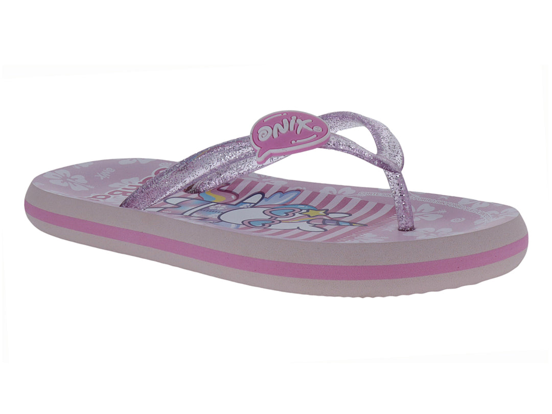 Sandalias infantiles color rosa y lila con correa brillante y diseño estampado en la plantilla.