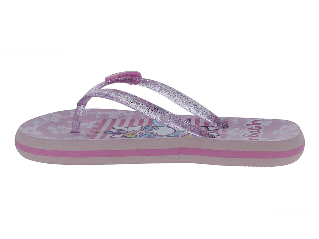 Sandalias infantiles color rosa y lila con correa brillante y diseño estampado en la plantilla.