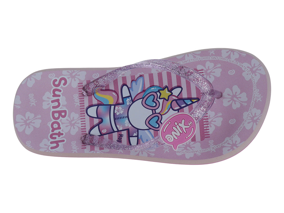Sandalias infantiles color rosa y lila con correa brillante y diseño estampado en la plantilla.